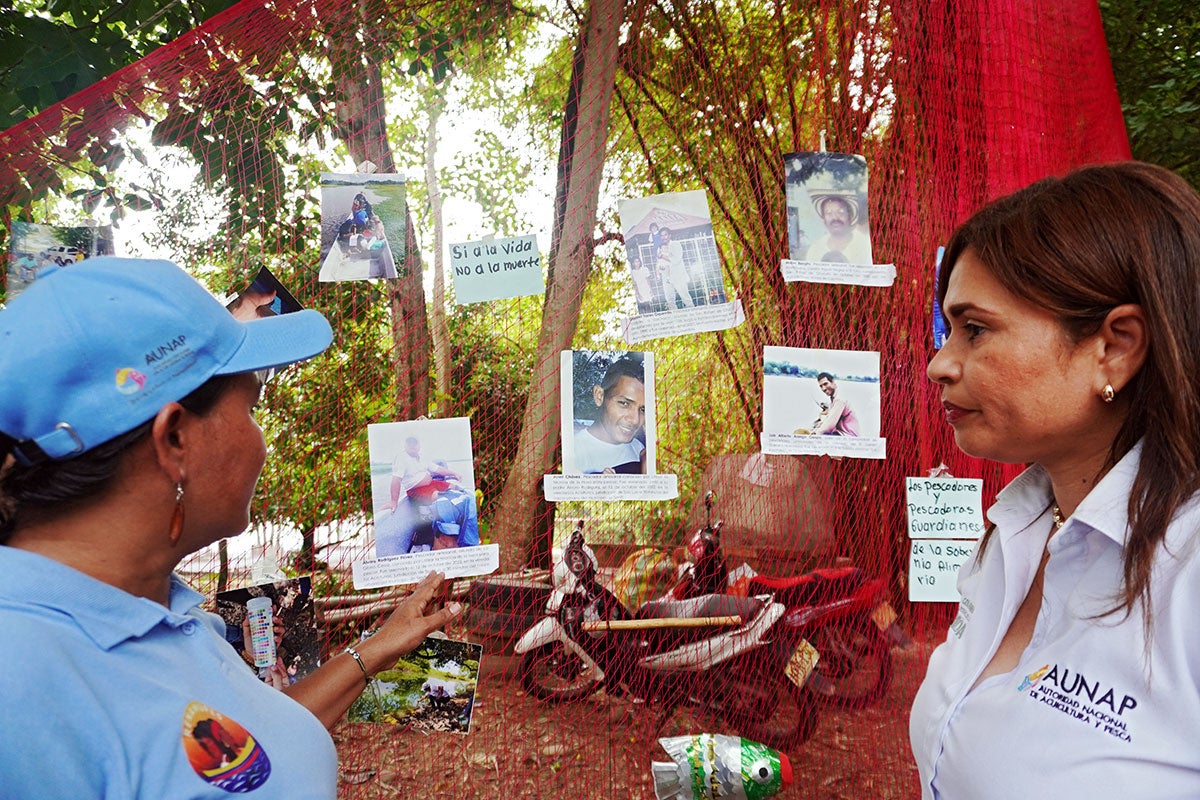 Photographed here Yuli Velázquez (left) is engaging with local authorities at an event to honor murdered fishers. She is part of a new UN Women programme, Mujeres cambiando su mundo (Women changing their world).