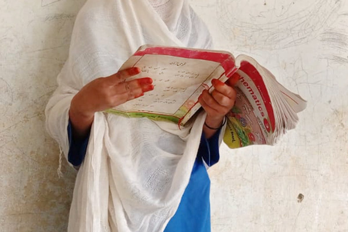 La benjamine des filles de Yasmin Gul peut désormais terminer sa scolarité. Photo : ONU Femmes Pakistan, 2024