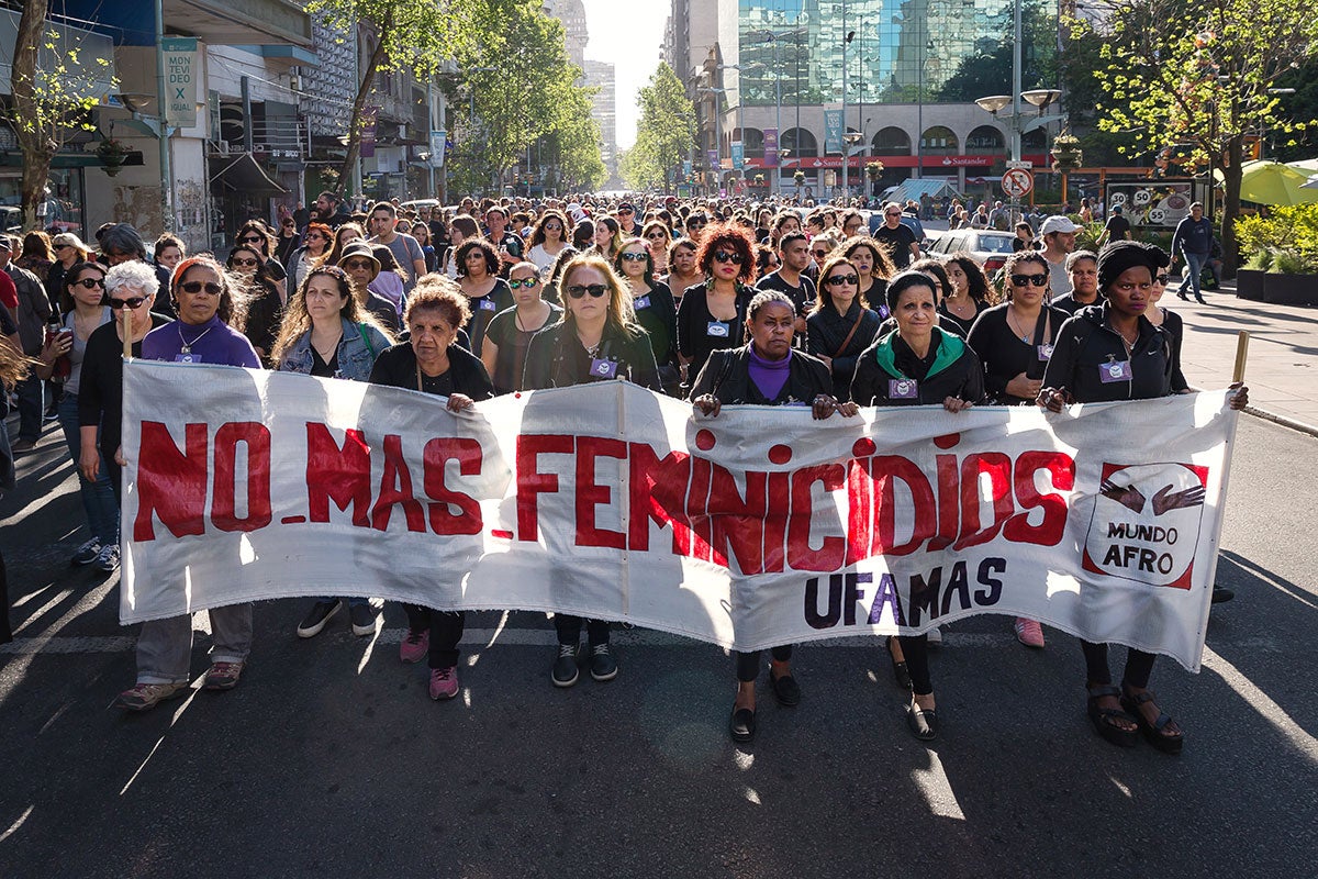 In Montevideo, Uruguay two simultaneous marches along the "avenida 18 de Julio", organized by a Civil Society Collective, Mujeres de Negro, and Feminist Women from the EFLAC (Encuentro Feminista Latinoamericano y del Caribe), brought together more than six thousand people to rally against femicide in November 2017. Photo: UN Women/Sahand Minae
