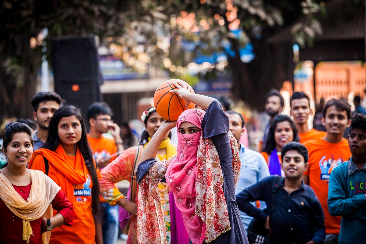 A sports competition with university students in Dhaka, Bangladesh during the16 Days of activism in 2018 raises awareness for programmes and activities designed to improve safety and prevent sexual harassment on campus.
