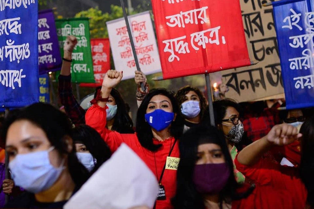 Varias mujeres sostienen pancartas y se reúnen en una concentración nocturna organizada por Feminists Across Generations en Bangladesh, en 2020. Las manifestantes reclamaban foros para poder movilizar la indignación pública contra la normalización de la violencia sexual y la cultura de la violación. Foto: Mahmud Hossain 