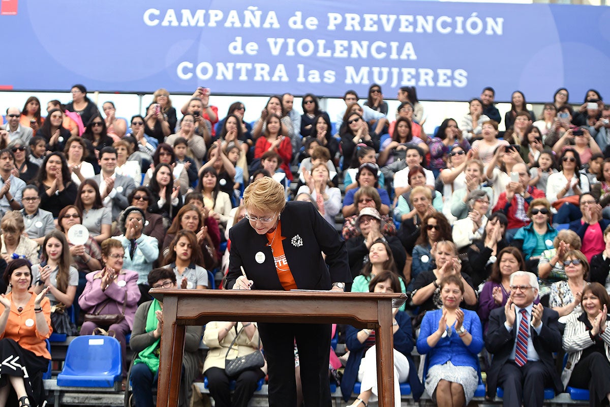 En 2016, la présidente du Chili, Michelle Bachelet, signe un projet de politique pour le droit des femmes à vivre sans violence. Photo : Présidence du Chili