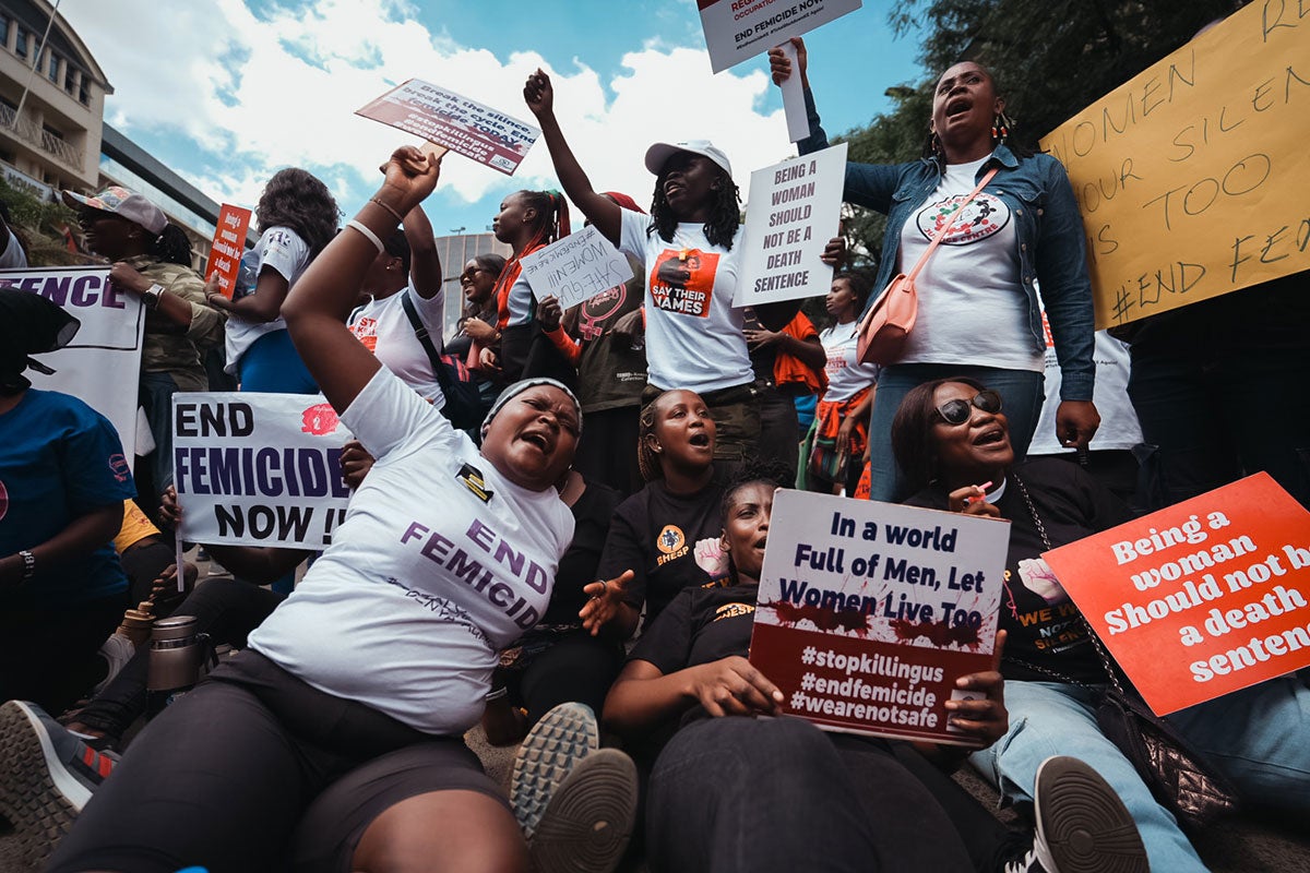 Des femmes participent à une manifestation contre le féminicide au Kenya en janvier 2024. Au moins 500 femmes et filles ont été assassinées au Kenya depuis 2016, malgré les efforts du pays pour prévenir la violence basée sur le genre. Photo : William Kane Olwit