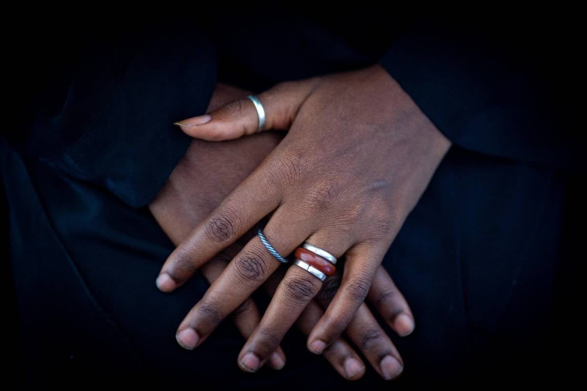 Una mujer maliense, que prefiere permanecer en el anonimato, conversa con ONU Mujeres acerca de sus experiencias tras haber sido mutilada sin saberlo. Foto: Kalifa Daouda Keita/ONU Mujeres