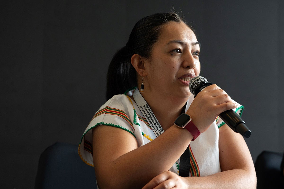Robie Halip, lors de la « Conférence régionale mettant en avant les voix des femmes et des jeunes autochtones pour une transition énergétique juste et durable » coorganisée en septembre 2024 par ONU Femmes à Bangkok en Thaïlande. Photo : avec l’aimable autorisation du Partenariat pour une énergie juste avec les peuples autochtones (Right Energy Partnership with Indigenous Peoples) 