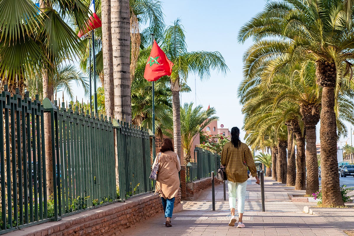 Mujeres caminan por la calle en Marrakech, Marruecos. Foto: ONU Mujeres/Bakir Mohammed