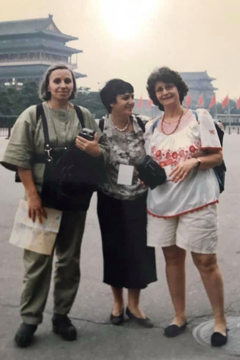 En 1995, Flutura Xhabija (derecha) fue una de las pocas mujeres albanesas que viajaron en tren a la Cuarta Conferencia Mundial sobre la Mujer de Beijing, donde constató de primera mano la fuerza del activismo internacional.