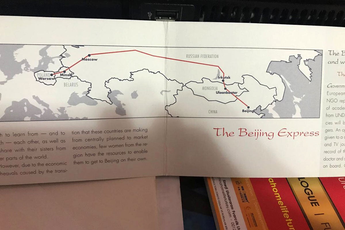 Detalle de un folleto con la ruta del expreso a Beijing, que llevó a 200 representantes de todo el mundo desde Varsovia (Polonia) hasta Beijing (China). Los vagones eran más que un medio de transporte... eran también espacios de reunión donde las activistas debatían estrategias para alcanzar la igualdad de género.