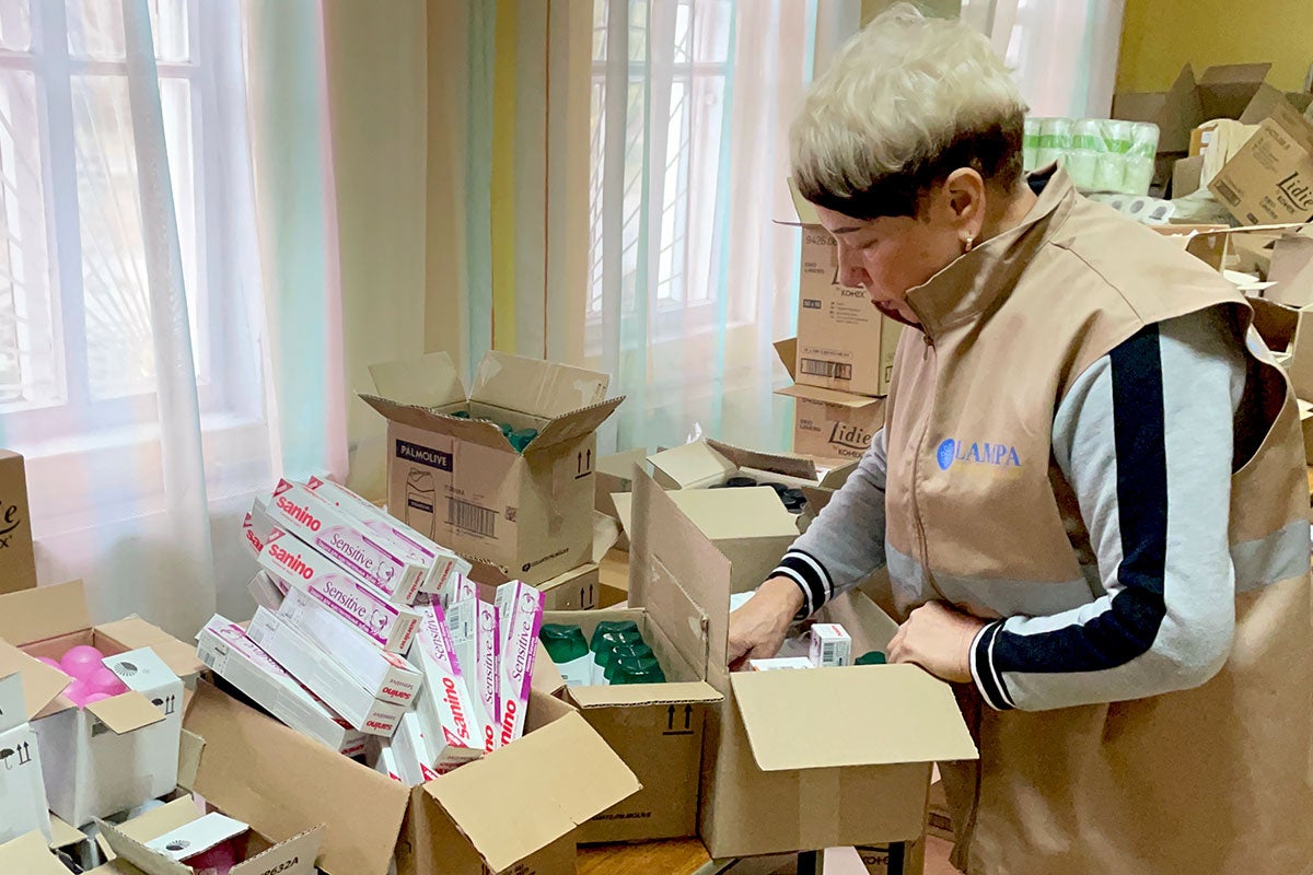 A member of LAMPA, a youth-focused, refugee-led organization working in Ukraine, prepares hygiene kits for displaced women and girls as part of its project funded by WPHF with technical support from UN Women Ukraine. Photo Courtesy of LAMPA