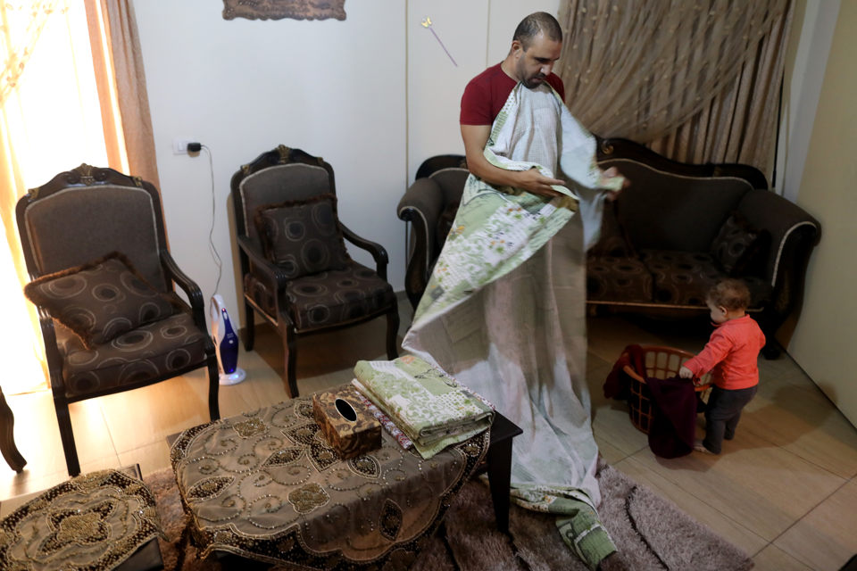 At home, Ahmed Moustafa participates in the tasks equally with his wife. Picture: UN Women/Marwan Tahtah.