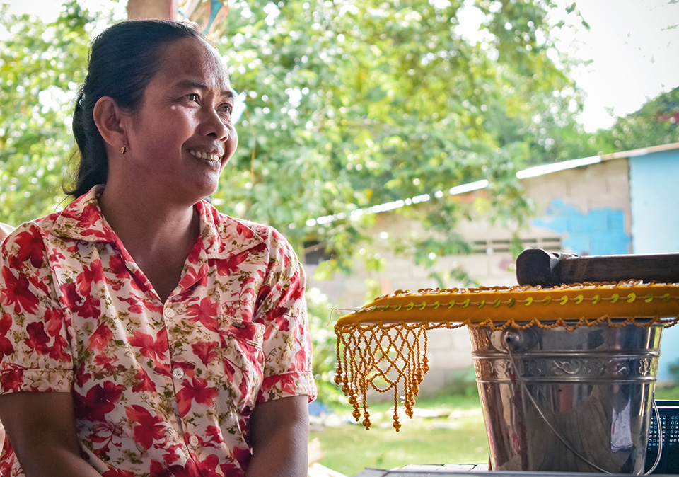 Sok Sopheap used to spend the bulk of her time on household chores and care, but thanks to a sustainable solution, she now has time to make handicrafts and mobilize fellow women. Photo: UN Environment and UN Women/Prashanthi Subramaniam
