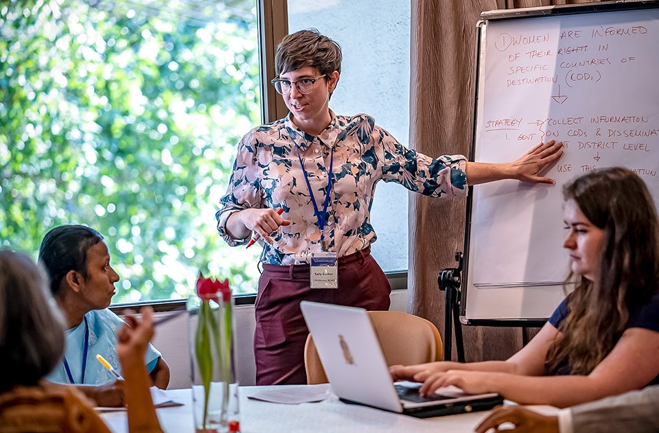 Sally Barber, of UN Women’s Regional Office for Asia and the Pacific, facilitating discussions on gender-responsive labour migration governance and policies. Photo: UN Women/Pathuumporn Thongking