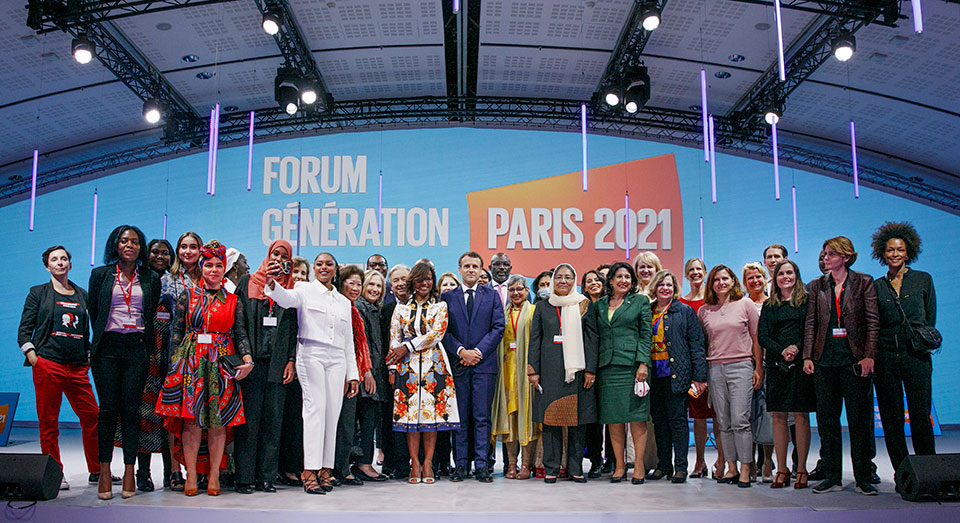 Les participants/tes en personne à la session d’ouverture du Forum Génération Égalité à Paris se réunissent sur scène pour une photo de groupe, Paris, France, 30 juin 2021. Photo : ONU Femmes / Fabrice Gentile.
