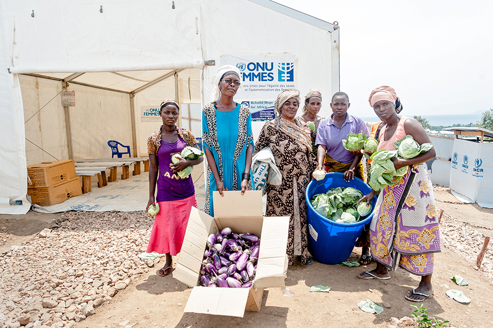 Also at the multipurpose centre, Luscie, far right, joined the collective efforts to cultivate vegetables for a shared profit. Her goal: to make enough money to replace her children’s torn clothes.  Photo: UN Women/Catianne Tijerina