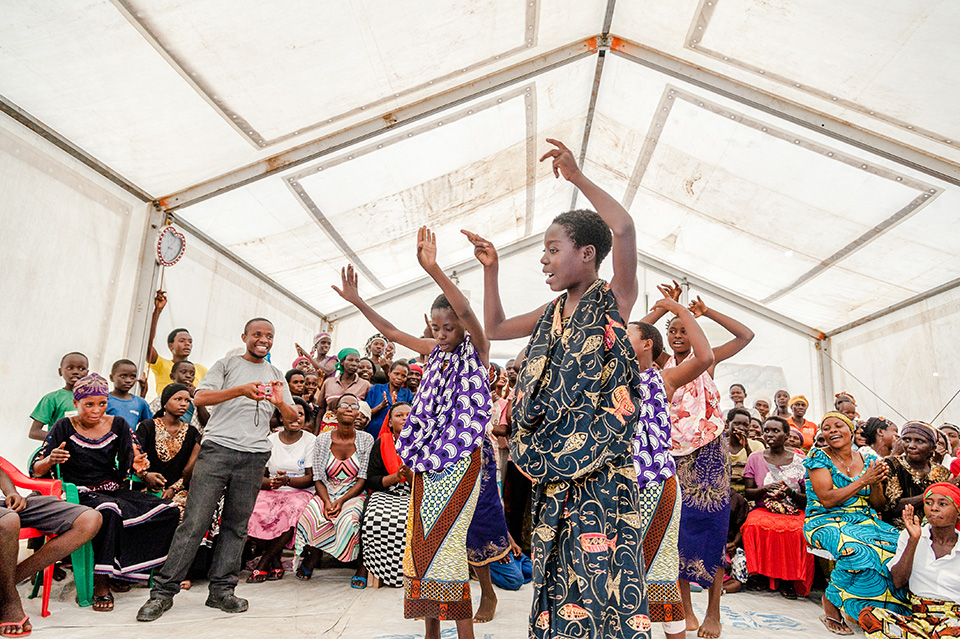 Celestine, a refugee at the Lusenda camp, leads a dance performance organized by youth at a multipurpose centre in October 2015. The centres also serve as safe spaces for women to feel comfortable and express themselves, without the fear of judgement or harm.  Photo: UN Women/Catianne Tijerina