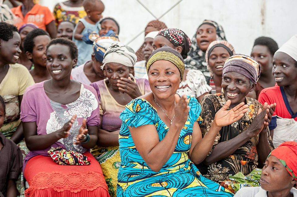 In the midst of all the daily challenges, women attending the dance performance have a moment to laugh together. One of the goals of the centres is to help refugee women socialize, make new friends and rebuild their social networks. “We should not give up but fight for a better life for our children!” say the women in the Lusenda refugee camp.  Photo: UN Women/Catianne Tijerina