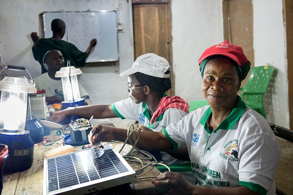 26 women from 16 villages in Liberia, South Sudan, Tanzania, and Uganda were selected to participate in six months of training on building, installing and maintaining solar lamps and panels. Photo: Thomas Dworzak/Magnum Photos for UN Women 