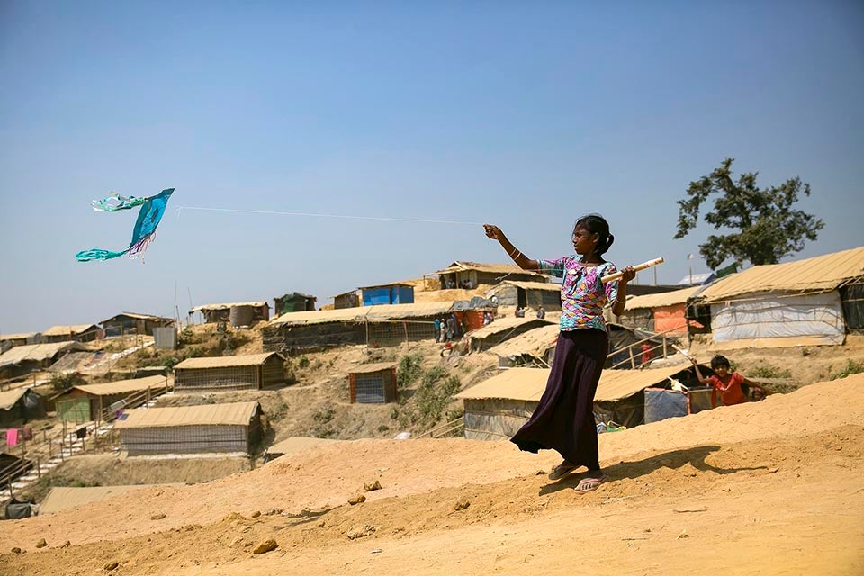 To celebrate International Women’s Day in March 2018, women flew kites adorned with aspirational messages. The Rohingya women in the camps made the kites themselves and wrote demands and wishes on them.