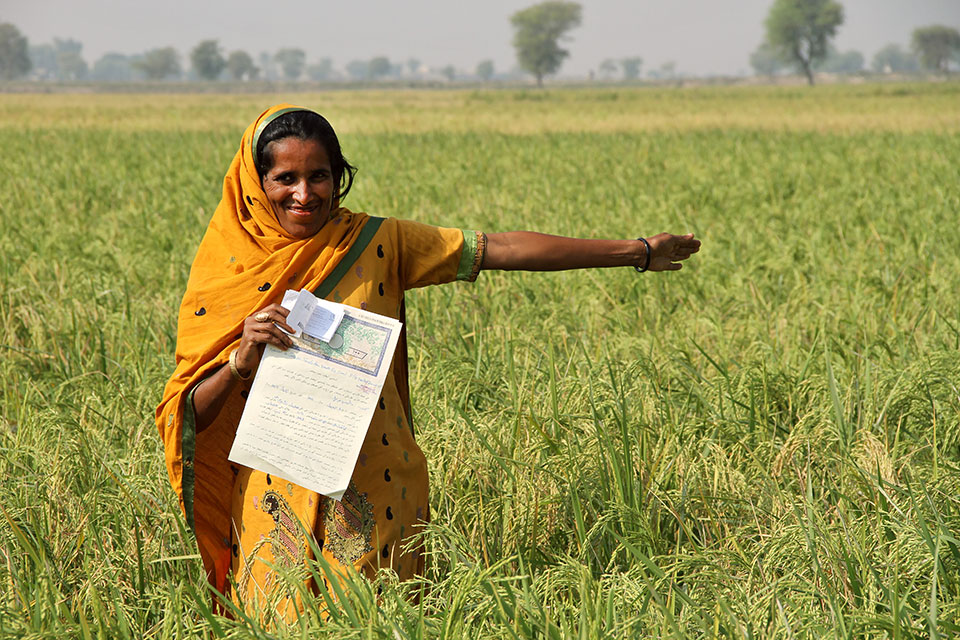 In Pakistan, Khateeja Mallah was once a landless farmer. A widow with eight children, she had no legal claim to the land she worked or the crops she grew, and often endured harsh treatment from landowners.