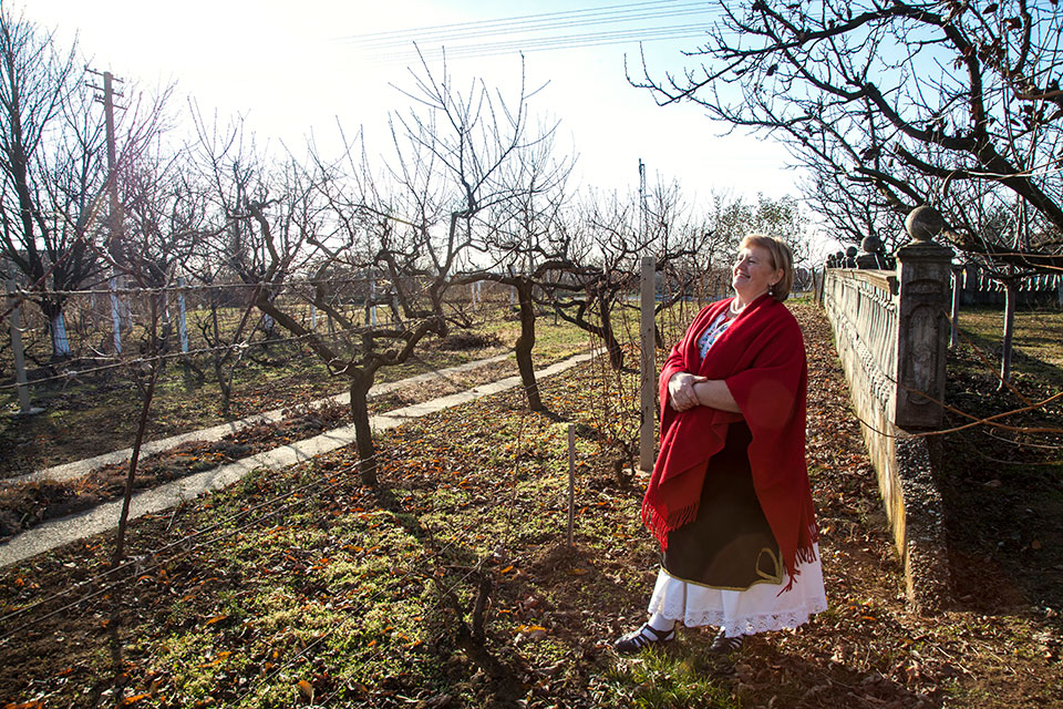 Mirjana Hemon moved to a rural area in Serbia in the hope that her husband’s failing health would improve. Soon after, he passed away. In possession of orchards and land, she set up a local association of widows and started a business in rural agro-tourism as well as one to produce preserves and traditional drinks using her own fruits and vegetables. Photo: UN Women/Rena Effendi