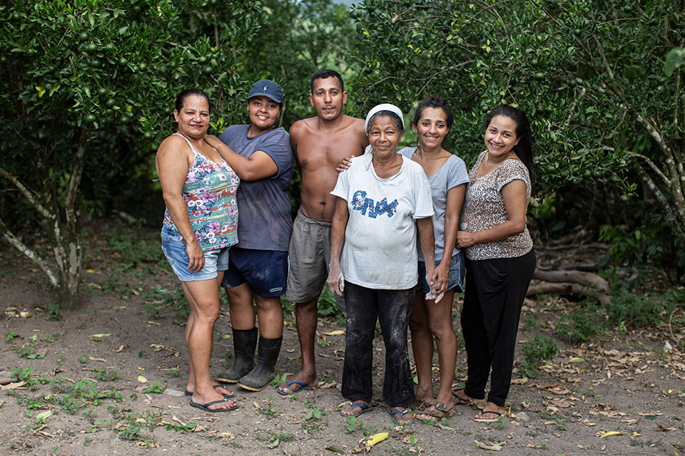 The Dantas family: Leni, 42, Cesar, 34, Eliana, 44, Janette, 33, Mayla, 25, and Maria Nilda, 67.. Photo: UN Women/Lianne Milton