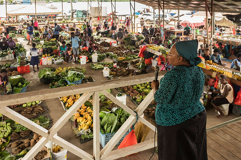 Janet Ramo, President of the Auki Market Vendors Association, addresses vendors at the Gizo Market. Photo: UN Women/Andrew Plant