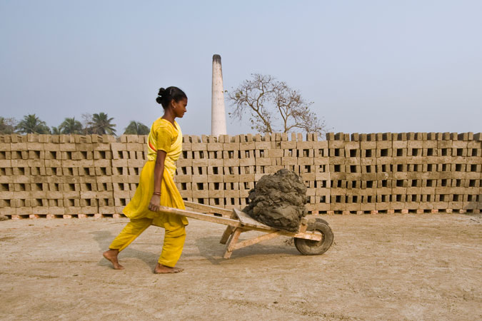 Woman pushes a wheelbarrow in India. Photo: UNDP/Amitava Chandra