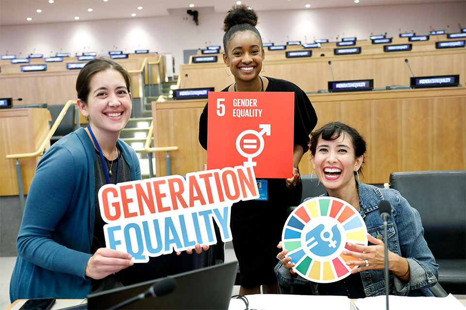 Youth at the UN Headquarters in New York show their support for Generation Equality. Photo: UN Women/Ryan Brown