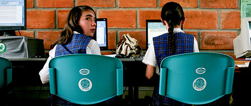 Girls attend a computer class at San Jose, a rural secondary school in La Ceja del Tambo, Antioquia, Colombia.   Photo: © Charlotte Kesl / World Bank 