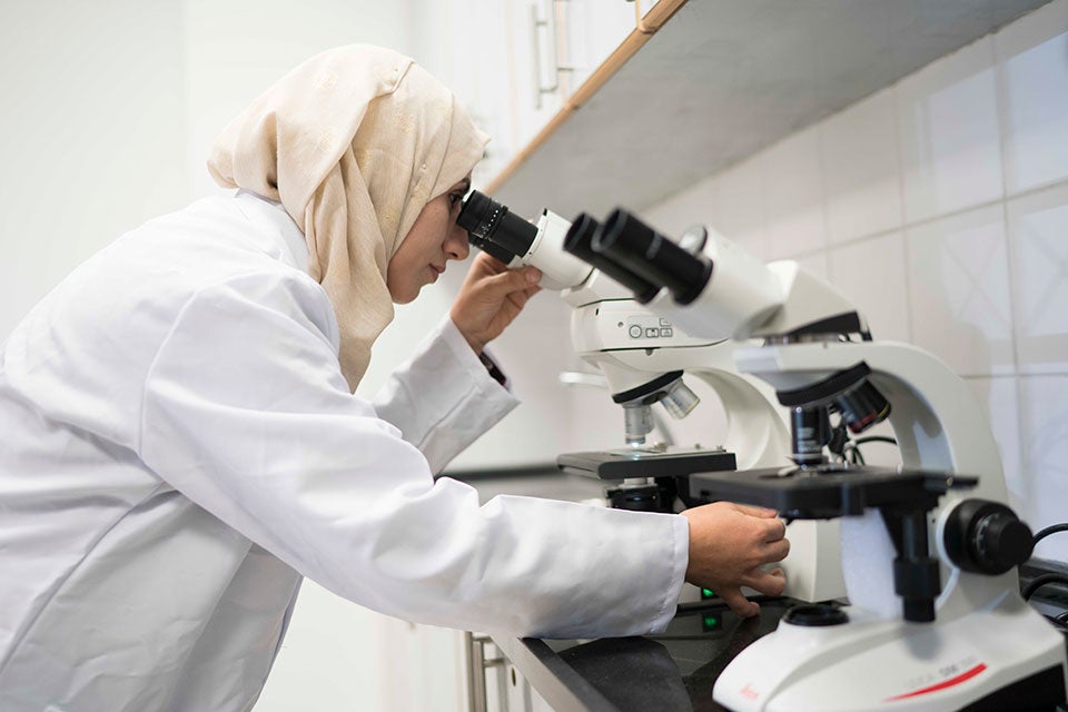 Forensic science Rawan Tomalieh conducts a microscopic examination in Ramallah, West Bank 2019. Photo: HAYA Joint Programme/Samar Hazboun.