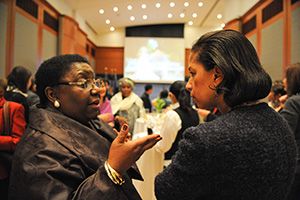 L’ ambassadrice du Libéria Marjon Kamara (à gauche), s’entretient avec l’ambassadrice des États-Unis, Susan Rice (à droite) lors de l’événement. Crédit photo: ONU Femmes / Catianne Tijerina