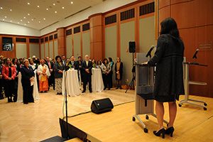 Event moderator Juju Chang (right) introduces UN Women Executive Director Michelle Bachelet (left). (Photo: UN Women/Catianne Tijerina.)