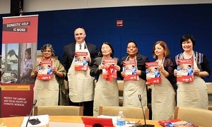 Sosteniendo el kit informativo “Las trabajadoras domésticas también cuentan”, las participantes y el participante del evento paralelo sobre cómo asegurar la protección y respetar los derechos de las trabajadoras domésticas presentaron esta publicación el 11 de marzo (de izquierda a derecha): Saraswathi Menon, ONU Mujeres; Kevin Cassidy, OIT; Luzviminda Padilla, Gobierno de Filipinas; Joycelyn Gill-Campbell, Domestic Workers United; Silvana Cappuccio, CSI; y la moderadora Emmeline Verzosa, Comisión Filipina de Mujeres. Foto: ONU Mujeres/Jen Ross