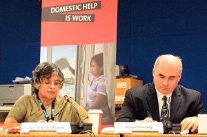 En un evento paralelo del 11 de marzo, Saraswathi Menon (izquierda) de ONU Mujeres y Kevin Cassidy (derecha) de la Organizacion Internacional del Trabajo (OIT) debatieron sobre las maneras en que los gobiernos pueden promulgar y reforzar estándares nacionales para proteger a las trabajadoras domésticas. Foto: ONU Mujeres/Jen Ross