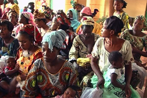 Des femmes participent à des formations axées sur la sensibilisation et le conseil en matière de santé maternelle au centre médical de Bamako Sabalidougou au Mali. Crédit photo : ONU Femmes, CNIESC (Centre national d’information pour l’éducation et la santé communautaire)