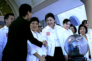 UN Women Regional Director Roberta Clarke (wearing black) congratulates Thai Prime Minister Yingluck Shinawatra at the launch of the 1,300 mobile units. Photo credit: UN Women/Montira Narkvichien
