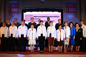 Thai Prime Minister Yingluck Shinawatra stands with Government and staff to celebrate the launch of the One-Stop Crisis Center. Photo credit: UN Women/Montira Narkvichien