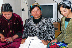 Anjira Ashurova (en el centro) y otras dos mujeres de los grupos de apoyo de su comunidad trabajan en equipo en el distrito de Isfara, provincia de Sughd, Tayikistán. Crédito de la foto: Asociación de Mujeres y Sociedad
