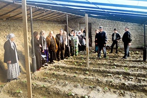 Des membres du groupe d’entraide acquièrent des nouvelles connaissances sur les technologies d’économie d’énergie. Crédit photo : Association des femmes et de la société