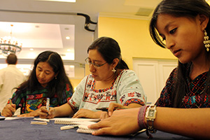Norma Sactic (centro), maya pocomam, es representante de la Asociación de Mujeres Ixqanil y coordinadora de Mujeres Mayas, Garífunas y Xincas (CONMAGAXI). Foto: ONU Mujeres/Marco Barrera
