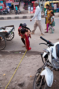 During a safety audit in the Molarband market in south Delhi, the length of the pavement is measured. Concrete and wide pavements allow women to be safer from attacks. Photo Credit: UN Women/Gaganjit Singh