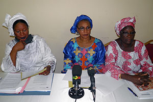 (De gauche à droite) Soyata Maiga, Saran Keïta Diakité, Réseau paix et Sécurités des Femmes, REPSFECO-Mali, et Diarra Afoussatou Thiero assistent à une session de formation d’ONU Femmes sur la médiation avant de participer à des négociations de paix à Ouagadougou en Avril 2012. Crédit photo: REPSFECO / Mali