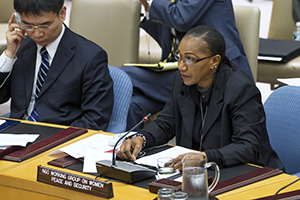 Saran Keïta Diakité (à droite), s’exprime au nom de la branche malienne du Réseau Paix et Sécurité des Femmes de l’espace de la Communauté des États d’Afrique de l’Ouest, durant le débat du Conseil de sécurité sur la violence sexuelle dans les conflits, le 17 Avril 2013, à New York.