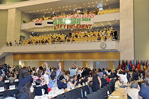 Las y los delegados celebran los resultados de la votación que resultó en la adopción del Convenio 189 sobre el trabajo doméstico en la 100ª reunión de la Conferencia Internacional del Trabajo en Ginebra, el 16 de junio de 2011. Foto: Organización Internacional del Trabajo
