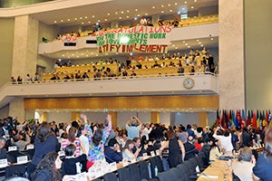 Las y los delegados celebran los resultados de la votación que resultó en la adopción del Convenio 189 sobre el trabajo doméstico en la 100ª reunión de la Conferencia Internacional del Trabajo en Ginebra, el 16 de junio de 2011. Foto: Organización Internacional del Trabajo