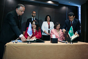 Dr. Sameera Al Tuwaijri, Regional Director of UN Women Regional Office for Arab States (left), and Ambassador Faeqa Al Saleh, on behalf of the Secretary General of the League of Arab States (right), sign the Memorandum of Understanding for a joint partnership in areas of common interest. Photo courtesy of wupy.org