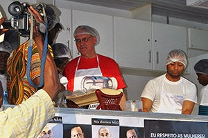 UN Women Deputy Executive Director John Hendra takes part in a culinary demonstration organized by HOPEM in Maputo, Mozambique. (Photo: UN Women/Lola López)