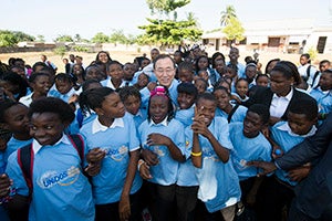 Secretary-General Ban Ki-moon visits the Sansão Muthemba Secondary School in Polana Caniço, Maputo to promote education and the UNiTE to End Violence against Women and Girls Campaign. (Photo: UN Photo/Eskinder Debebe)