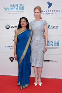 La Jefa interina de ONU Mujeres Lakshmi Puri y Embajadora de Buena Voluntad de ONU Mujeres Nicole Kidman en la alfombra roja en Berlín. 