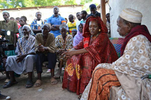 Haïdara Aïchata Cissé, candidate à l’élection présidentielle du Mali, rencontre des membres de la société civile pendant la campagne.